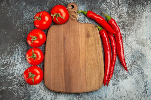 Bovenaanzicht verse tomaten met pittige peper