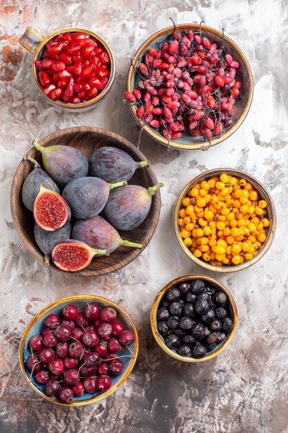 Gratis foto bovenaanzicht verse vijgen met ander fruit op lichte achtergrond