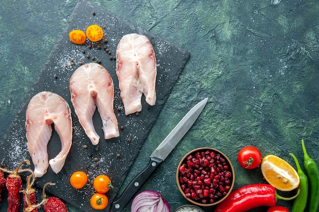 Bovenaanzicht verse vis plakjes met groenten op donkere achtergrond schotel salade zeevruchten oceaan vlees zee peper voedsel water maaltijd