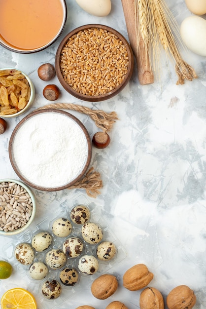 Bovenaanzicht verse walnoten met eieren meel en gelei op witte achtergrond kleur cake biscuit foto broodje deeg hotcake