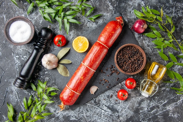 Bovenaanzicht verse worst met peper op lichte donkere achtergrond sandwich eten hamburger brood maaltijd kleur dier