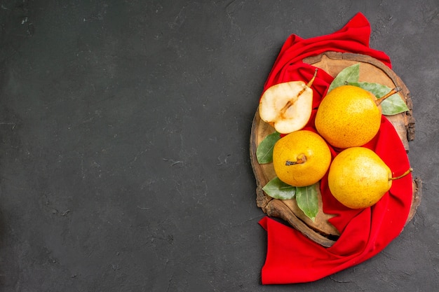 Bovenaanzicht verse zoete peren op rood weefsel en donkere tafel frisse kleur mellow