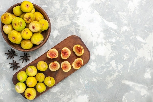 Bovenaanzicht verse zoete vijgen heerlijk fruit op licht wit bureau