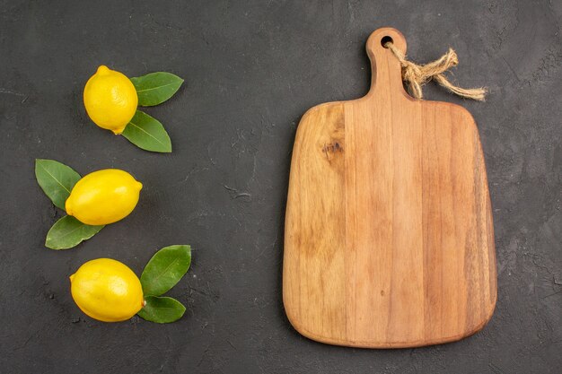 Bovenaanzicht verse zure citroenen op de donkere tafel limoen citrus geel fruit