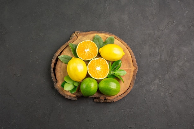 Bovenaanzicht verse zure citroenen op donkere tafel citrus limoen fruit