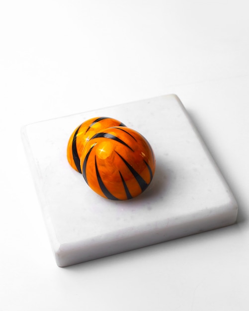 Bovenaanzicht versierd tijger kleurende chocolade snoep op witte standaard