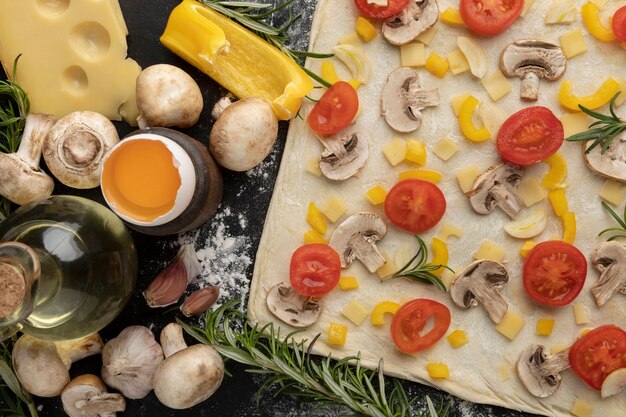 Bovenaanzicht vierkante pizza met tomaten