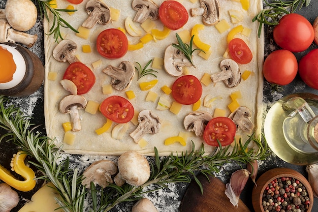 Bovenaanzicht vierkante pizza met tomaten