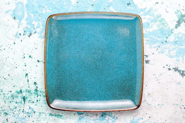 Bovenaanzicht vierkante plaat blauw gekleurd leeg op lichtblauw oppervlak plaat glas kleur voedsel