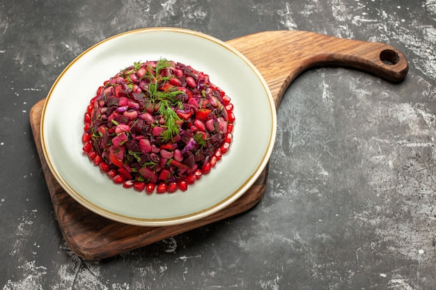 Bovenaanzicht vinaigrette salade met bieten en bonen op het donkere oppervlak