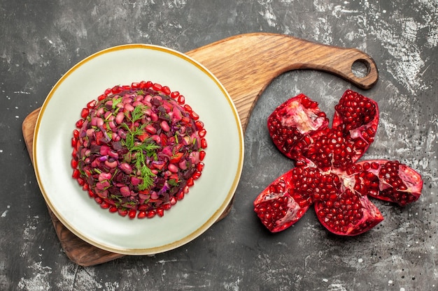 Bovenaanzicht vinaigrette salade met bieten en bonen op het donkere oppervlak