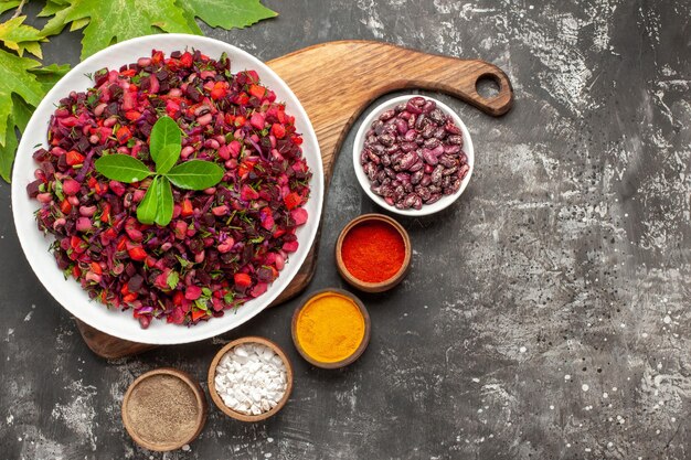 Bovenaanzicht vinaigrette salade met bieten en bonen op het grijze oppervlak