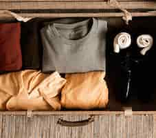 Gratis foto bovenaanzicht vintage koffer met casual kleding