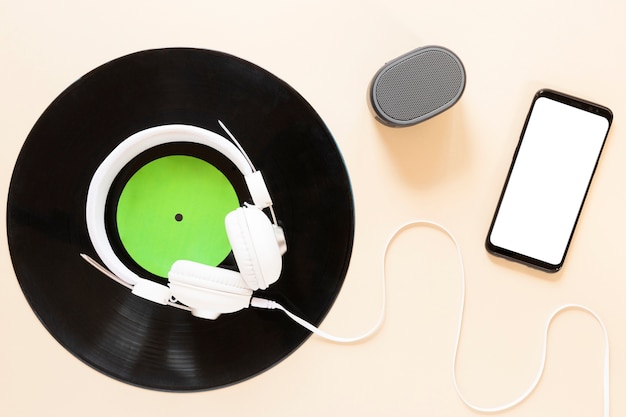 Gratis foto bovenaanzicht vinyl schijf met mock-up smartphone