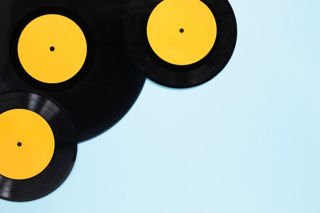 Bovenaanzicht vinyl schijven met blauwe achtergrond