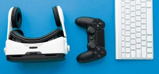 Bovenaanzicht virtual reality headset en toetsenbord
