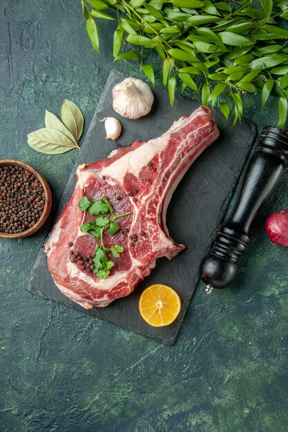 Bovenaanzicht vleesplak met peper en zout op donkerblauwe achtergrondkleur voedsel vlees keuken dier kip koe slager
