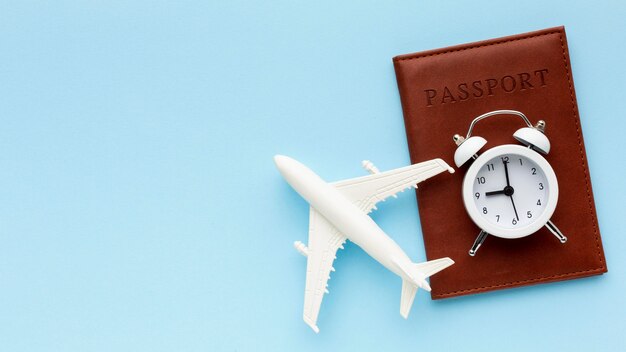 Bovenaanzicht vliegtuig speelgoed en paspoort