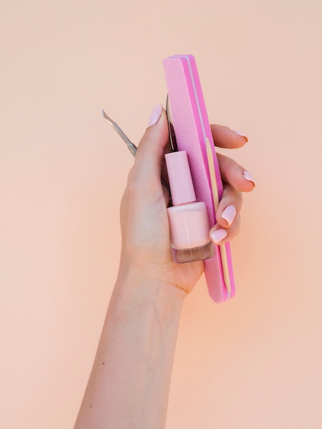 Bovenaanzicht vrouw hand manicure tools te houden