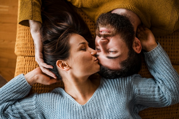 Gratis foto bovenaanzicht vrouw man kussen op voorhoofd