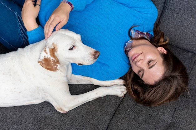 Bovenaanzicht vrouw met hond