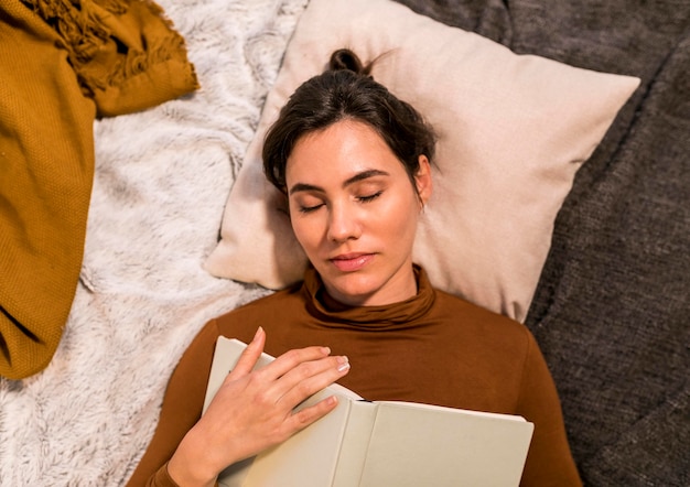 Bovenaanzicht vrouw slapen na het lezen van een boek