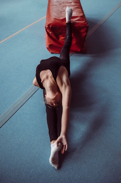 Bovenaanzicht vrouw trainen voor Olympische gymnastiek