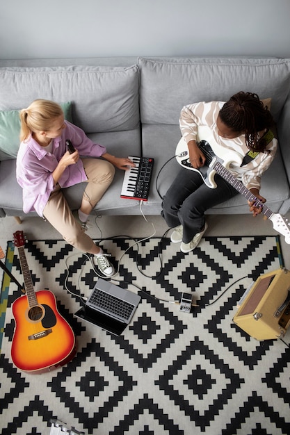 Bovenaanzicht vrouwen die muziek maken full shot