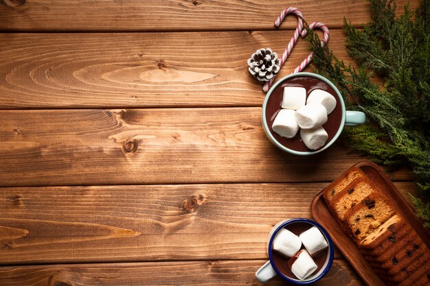 Bovenaanzicht warme chocolademelk met cake