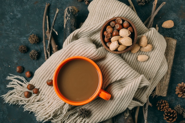 Gratis foto bovenaanzicht warme chocolademelk met eikels