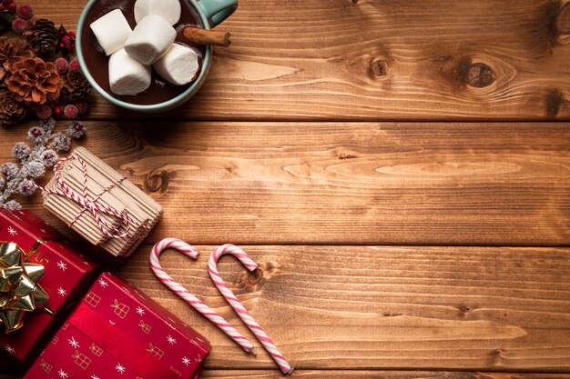 Bovenaanzicht warme chocolademelk met snoep