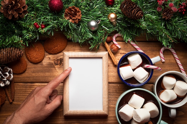 Gratis foto bovenaanzicht warme chocolademelk met whiteboard