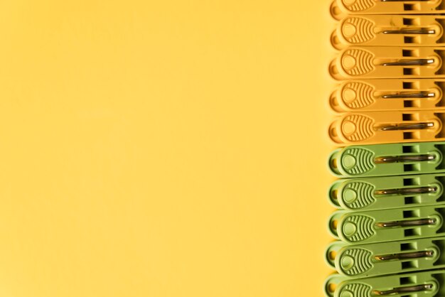 Bovenaanzicht wasknijper met gele achtergrond