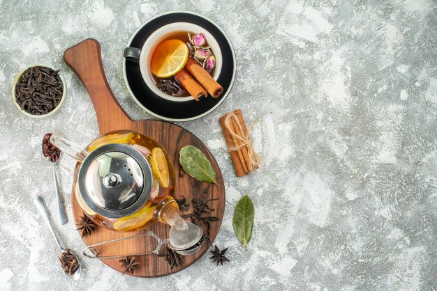 Bovenaanzicht waterkoker met thee citroen thee op lichte achtergrond bloem kleur ochtend ontbijt eten fruitsmaak ceremonie