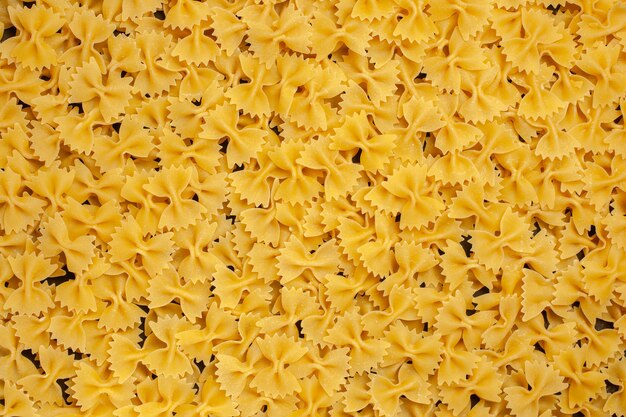 Bovenaanzicht weinig rauw pastadeeg eten maaltijd kleur foto maaltijd veel