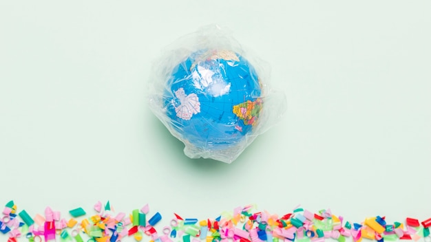 Bovenaanzicht wereldbol bedekt met plastic