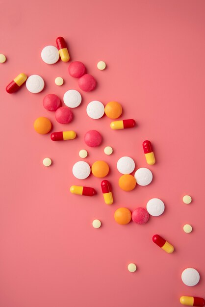 Bovenaanzicht wereldwetenschapsdag arrangement met pillen