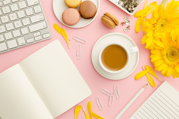 Bovenaanzicht werkende vrouw roze bureau