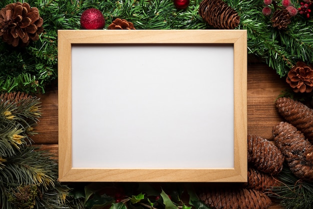 Bovenaanzicht whiteboard met kerstdecoratie