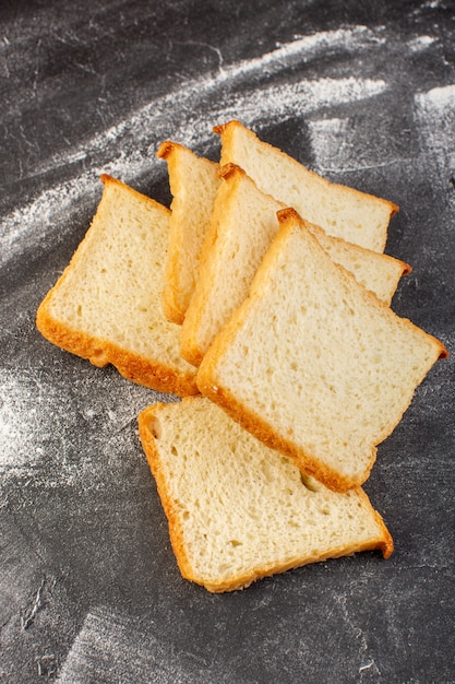 Bovenaanzicht wit brood brood gesneden en smakelijk geïsoleerd op de grijze achtergrond brood broodje deeg eten