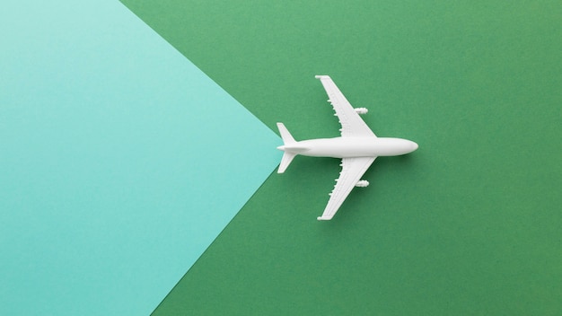 Bovenaanzicht wit vliegtuig op groene achtergrond