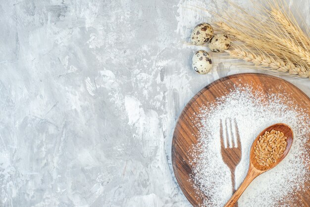 Bovenaanzicht witte bloem in vork en lepel vorm op lichttafel taart zoet deeg ei suiker thee dessert biscuit bakken