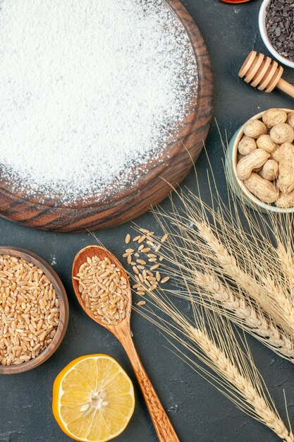 Bovenaanzicht witte bloem met verse noten op het donkere koekje zoete taart suiker taart thee gebak dessert biscuit