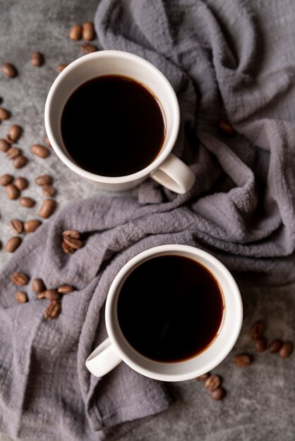 Bovenaanzicht witte kopjes met koffie