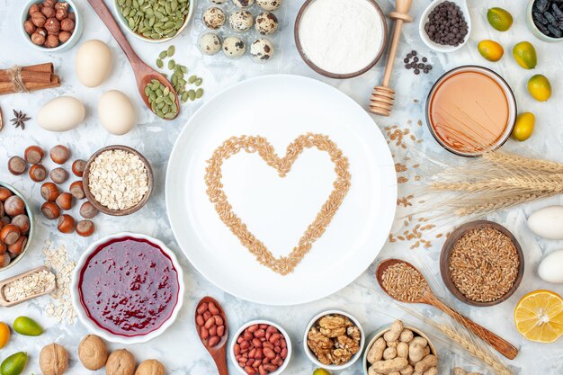 Bovenaanzicht witte plaat met gelei-eieren verschillende noten en zaden op wit deeg kleur cake zoete foto biscuit suiker taart noot