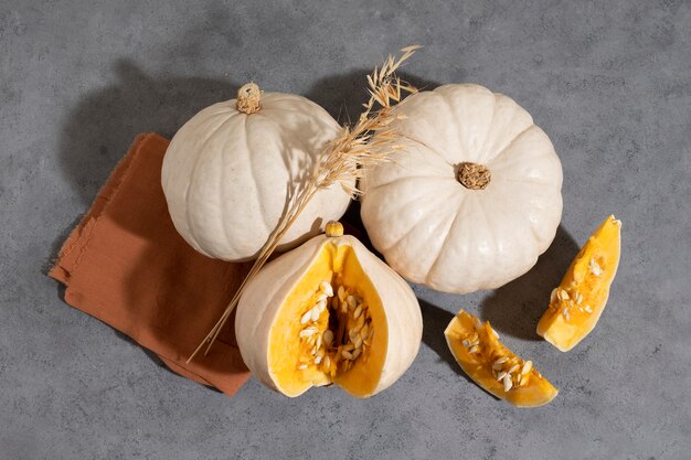 Bovenaanzicht witte pompoenen en grijze achtergrond