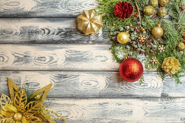 Gratis foto bovenaanzicht xmas ornamenten geschenken snoepjes fir boomtakken op houten achtergrond vrije ruimte