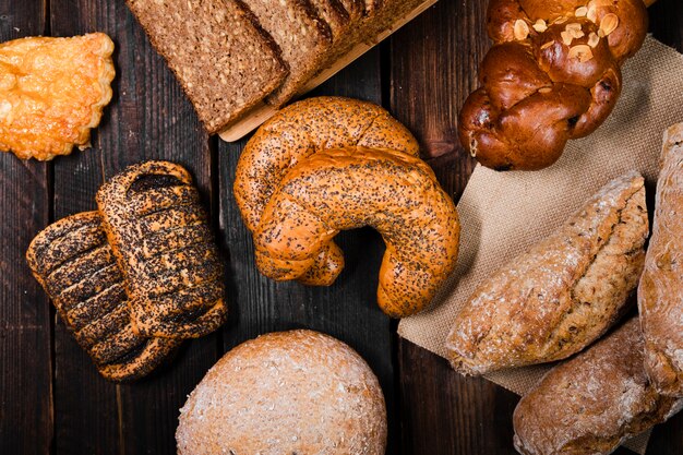 Bovenaanzicht zelfgebakken brood en gebak