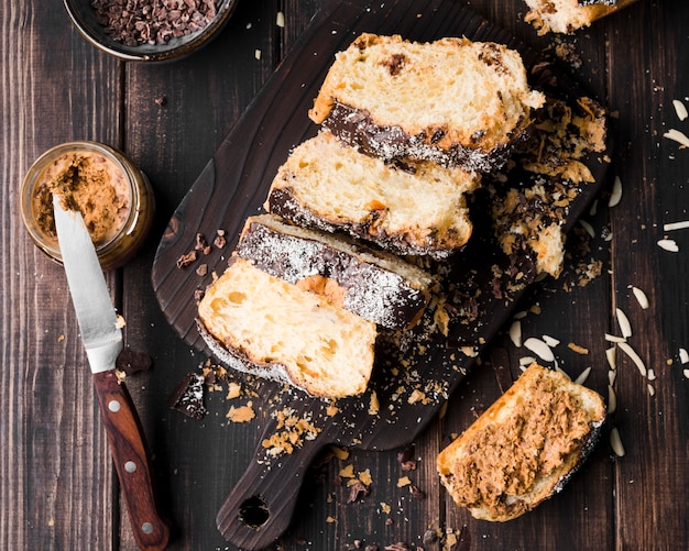 Bovenaanzicht zelfgemaakte bananenbrood op tafel