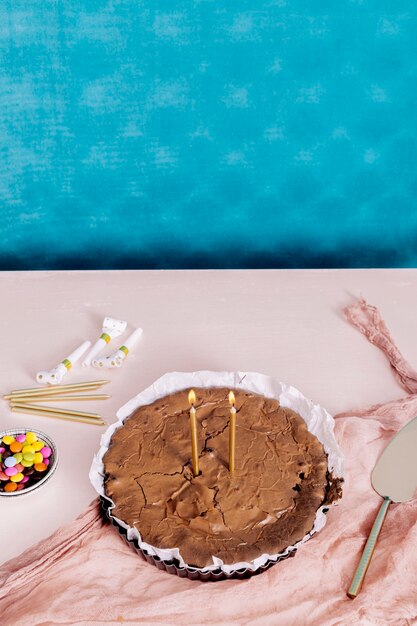 Bovenaanzicht zelfgemaakte chocoladetaart